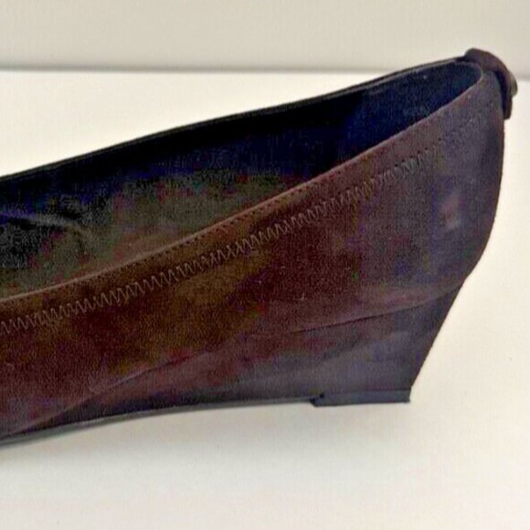 STUART WEITZMAN Women’s 9 Dark Brown Suede Pleated Gold Bow Wedge Heel Shoes - Picture 9 of 16